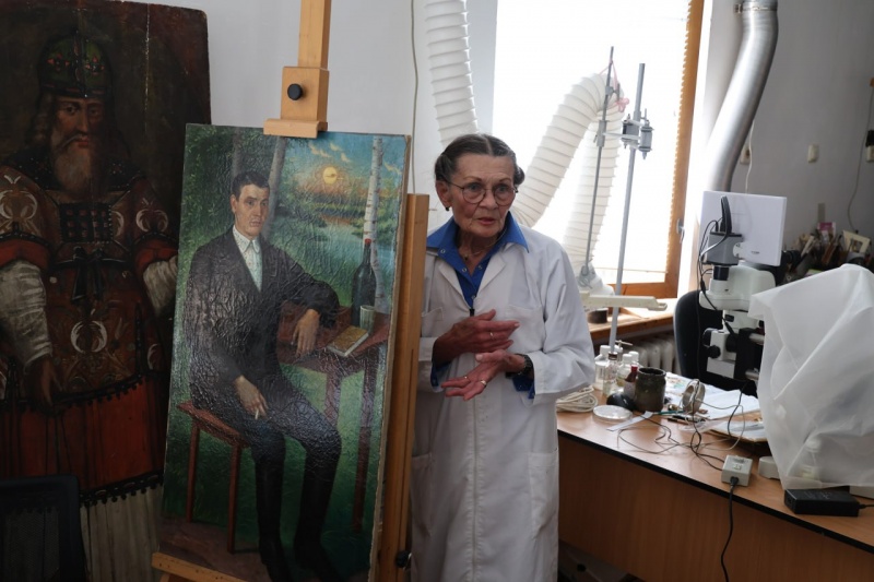 "Автора переписывать нельзя". Репортаж из мастерской, где реставрируют бесценные экспонаты