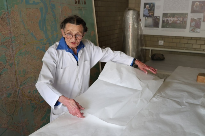 "Автора переписывать нельзя". Репортаж из мастерской, где реставрируют бесценные экспонаты