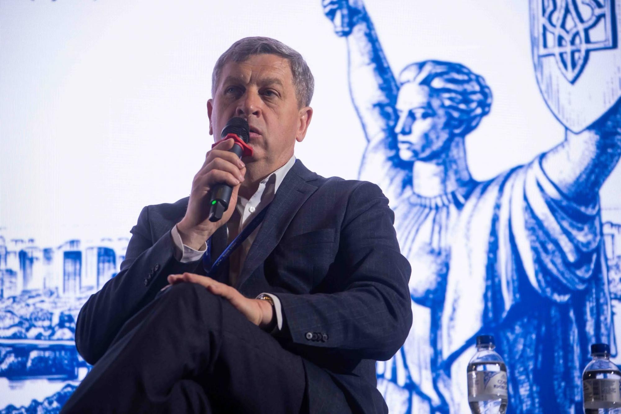 Був варіант додати до синьо-жовтих кольорів малиновий: як народився прапор України