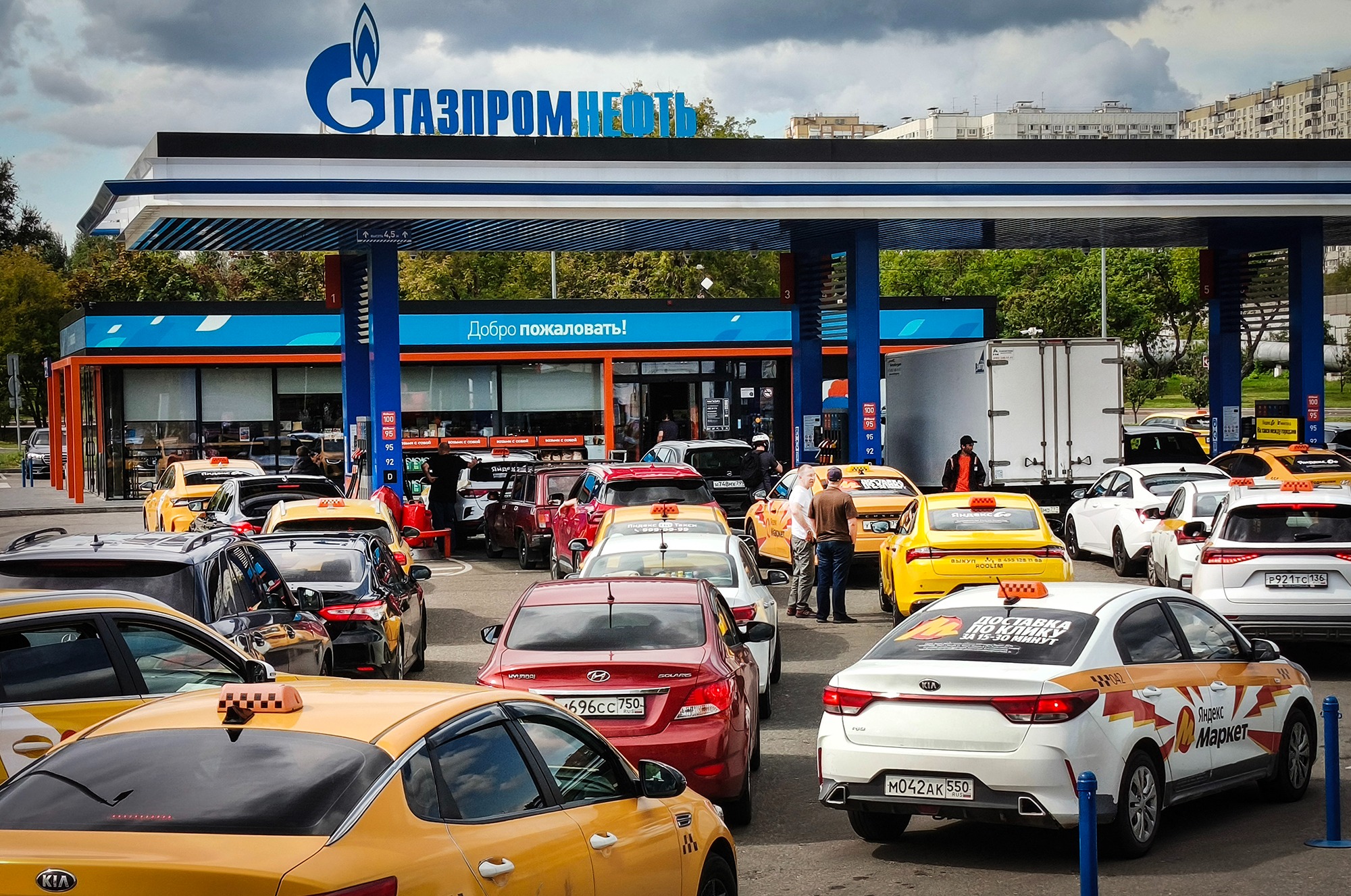 Бензинова криза в Росії. Чи зможе імпорт палива врятувати агресора?