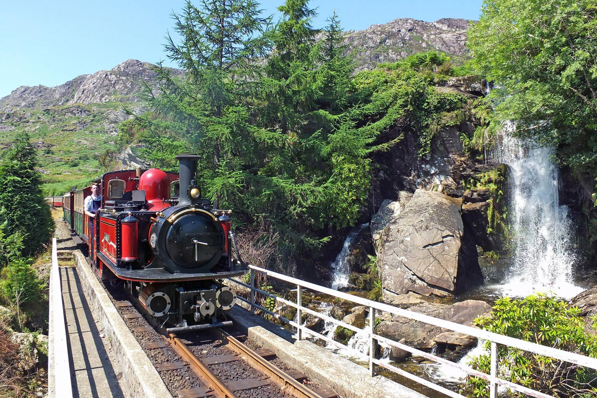 Приголомшливі краєвиди. Названі наймальовничіші залізничні маршрути Європи