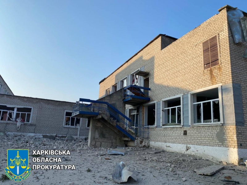 Оккупанты разбомбили школу в Изюме, есть пострадавший (ФОТО)