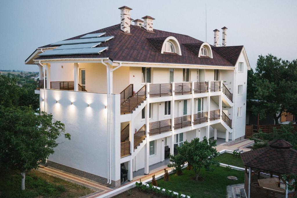 Постійні обстріли. Як живе портовий курорт Очаків в умовах війни