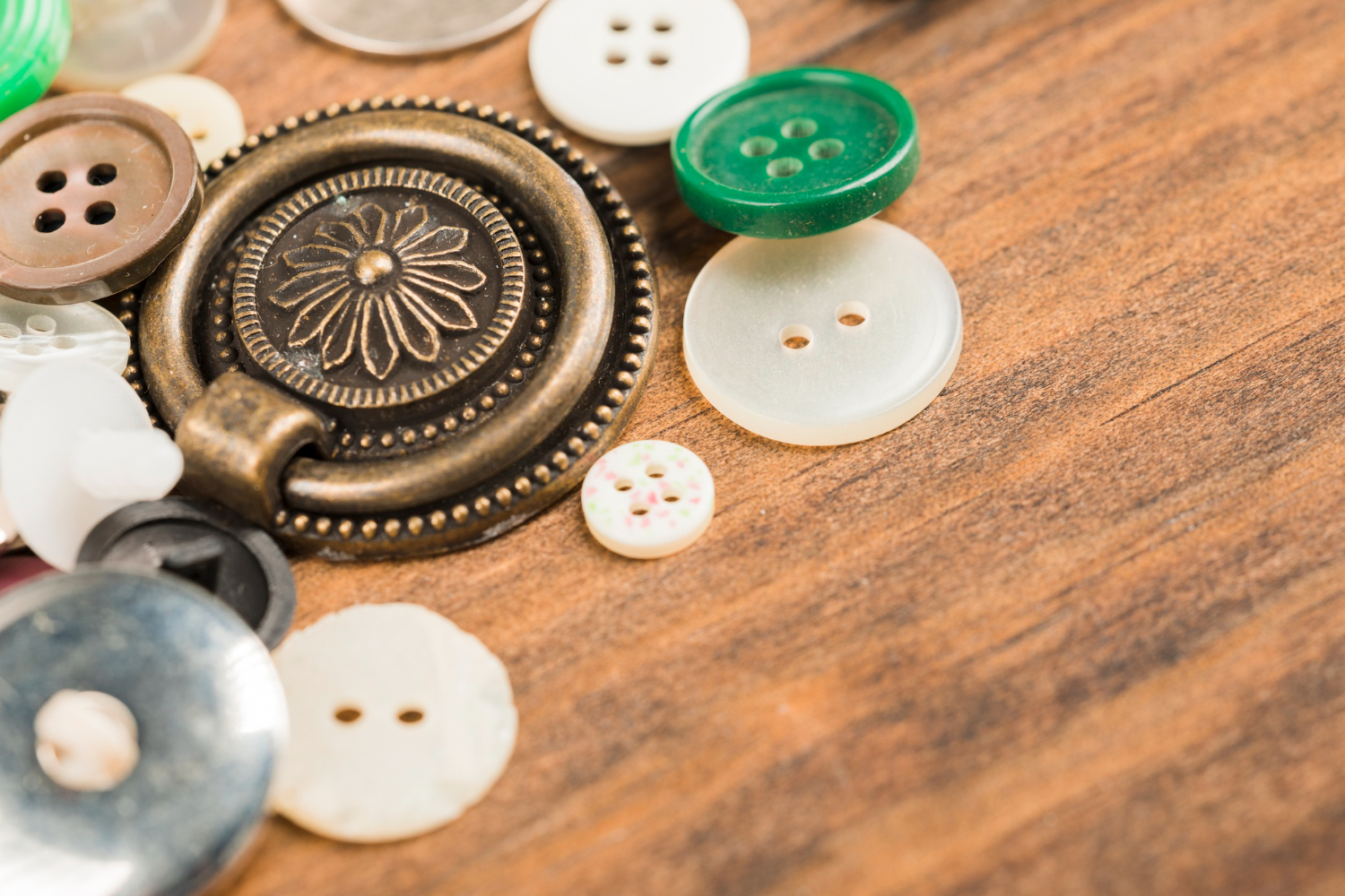 Что делать, если нашли пуговицу, иголку или красную нить у порога