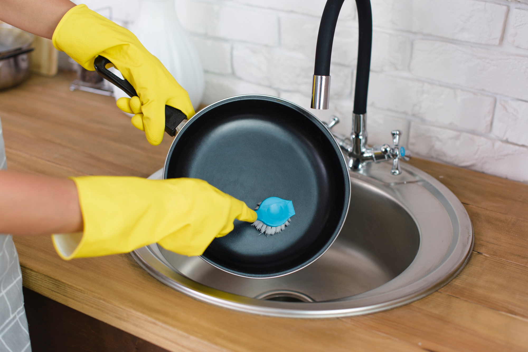 Как чистить антипригарную посуду, чтобы сохранить ее свойства: ключевые советы