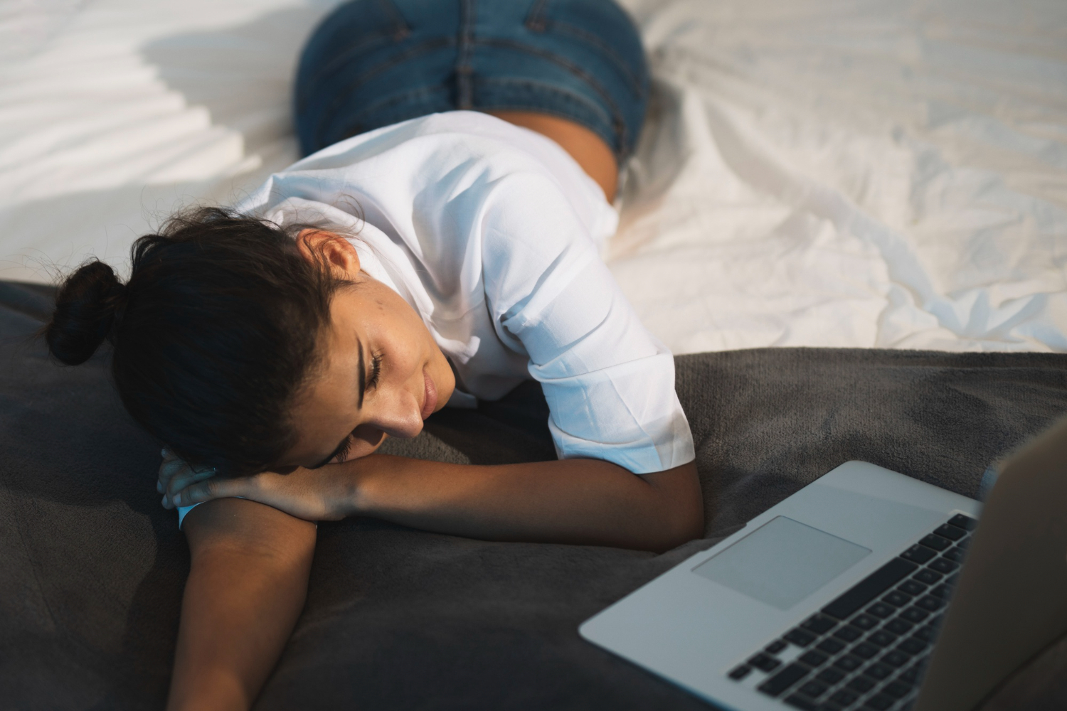 Чому ми часто засинаємо під звуки телевізору і не тільки: список причин