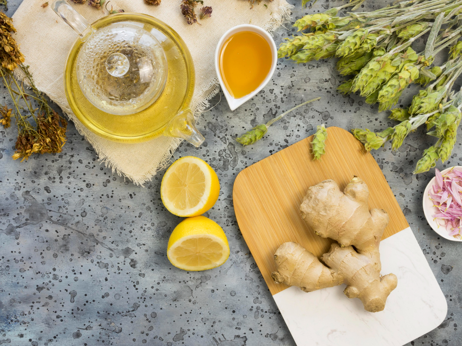 Улучшают настроение и уменьшают усталость: 10 продуктов, которые помогут при менструации