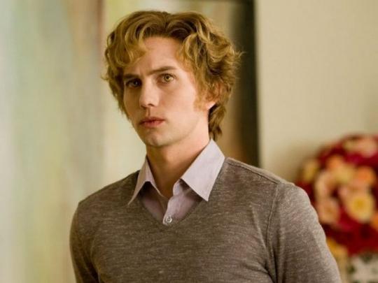 Из бледного вампира в брутала: как выглядит сегодня Джаспер из &quot;Сумерек&quot;