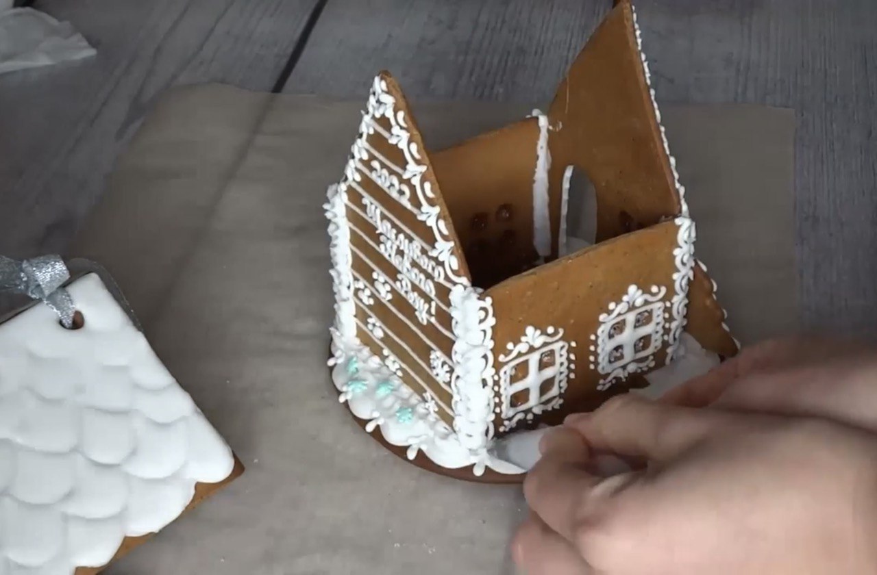 Як зробити красивий новорічний пряниковий будиночок: рецепт та інструкції з декорування