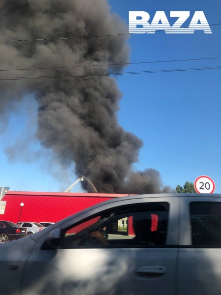 Large-scale fire in workshop with threat of gas cylinder explosions in Khimki, Russia: Footage