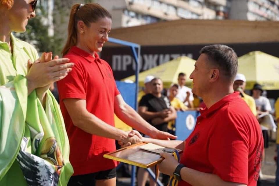 Это поразительно! Украинская спасательница надела форму, выполняя упражнения на перекладине