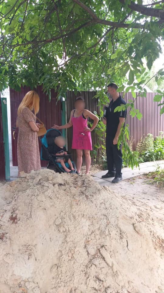 Оставила ребенка голодным на два дня: в Чугуеве &quot;копы&quot; спасли 2-летнего мальчика от матери-пьяницы