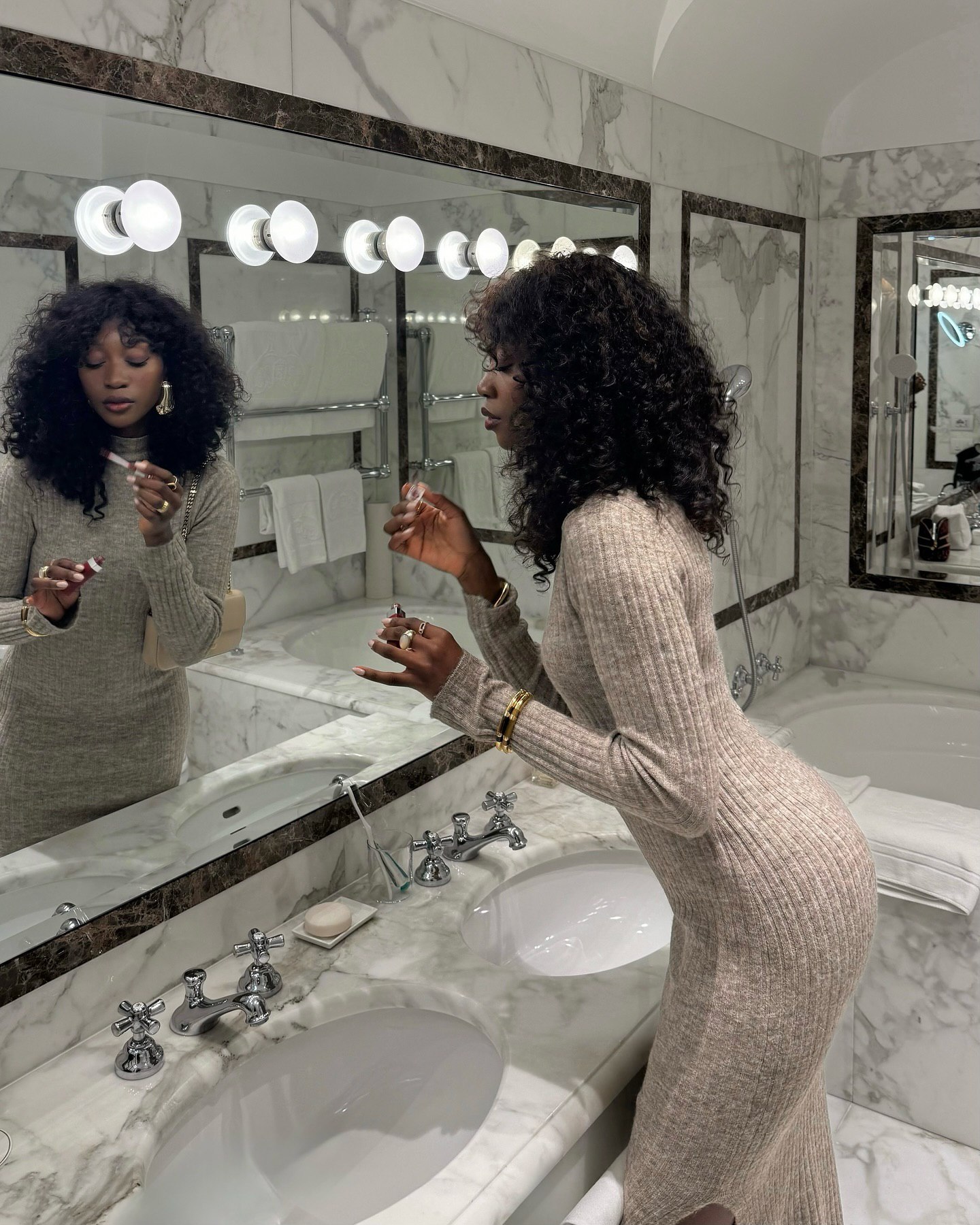 Формула праздничного образа: какие платья выбрать для корпоратива или вечеринки на Новый год 2025