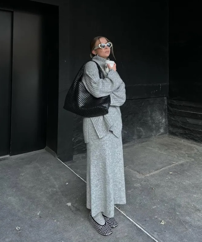 Трикотажный костюм и пальто с шарфом: модные блогеры показали главные тренды на зиму 2025