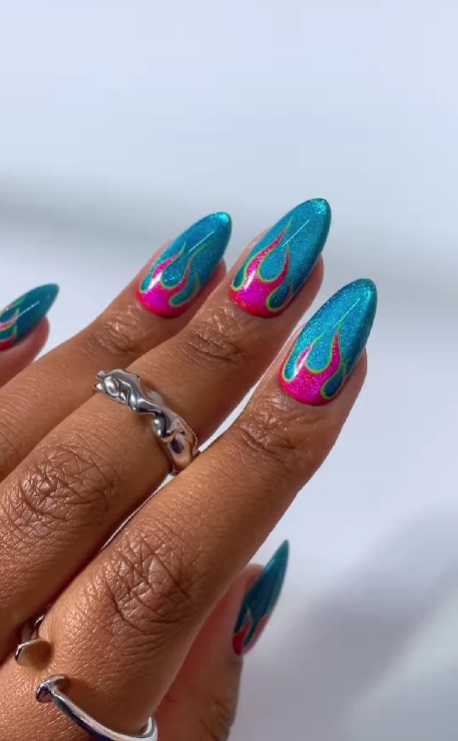 Манікюр &quot;оксамитове скло&quot; стає трендом: 11 модних ідей на зиму 2025