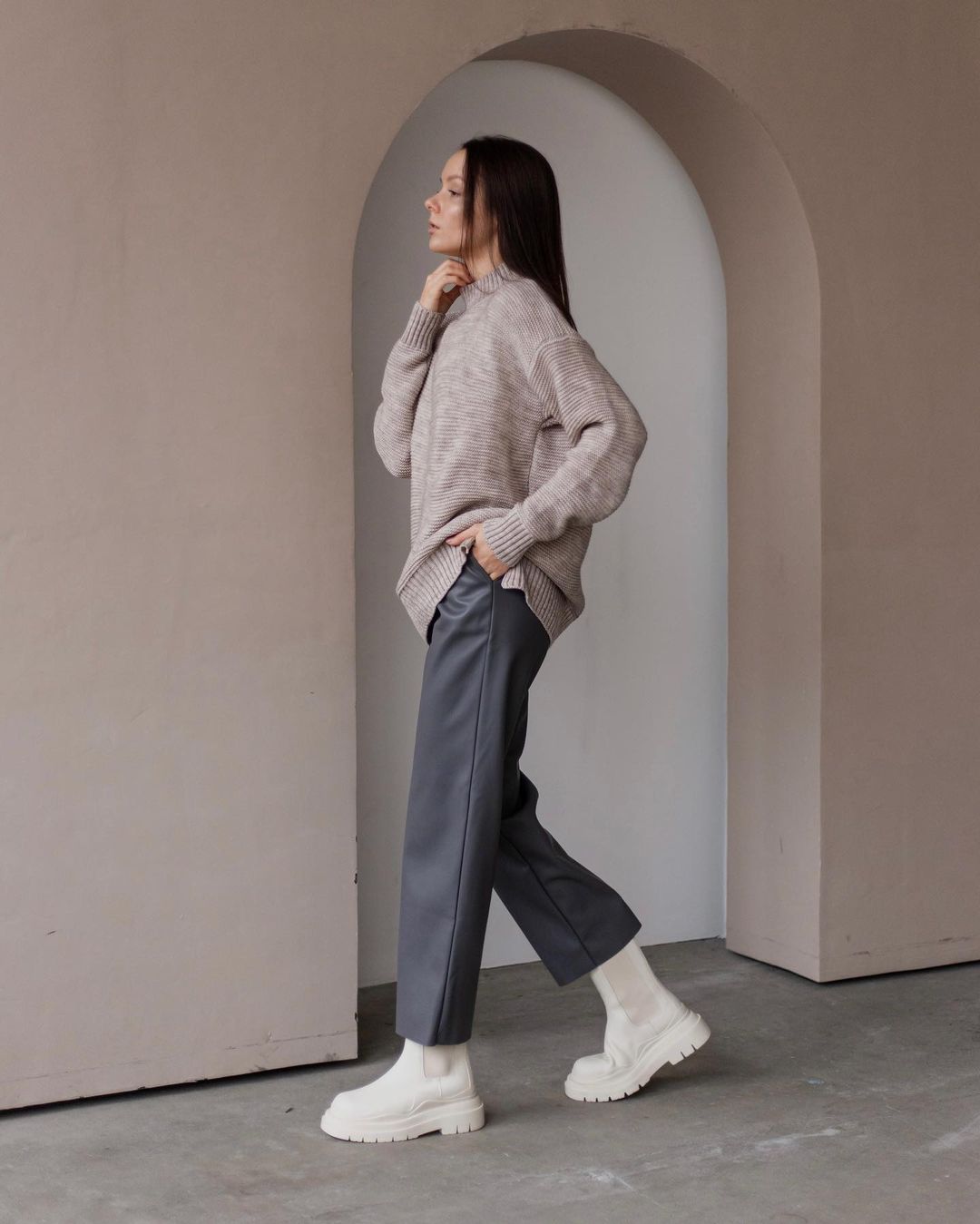 Какие женские брюки будут самыми модными зимой 2024-2025: фото трендовых образов