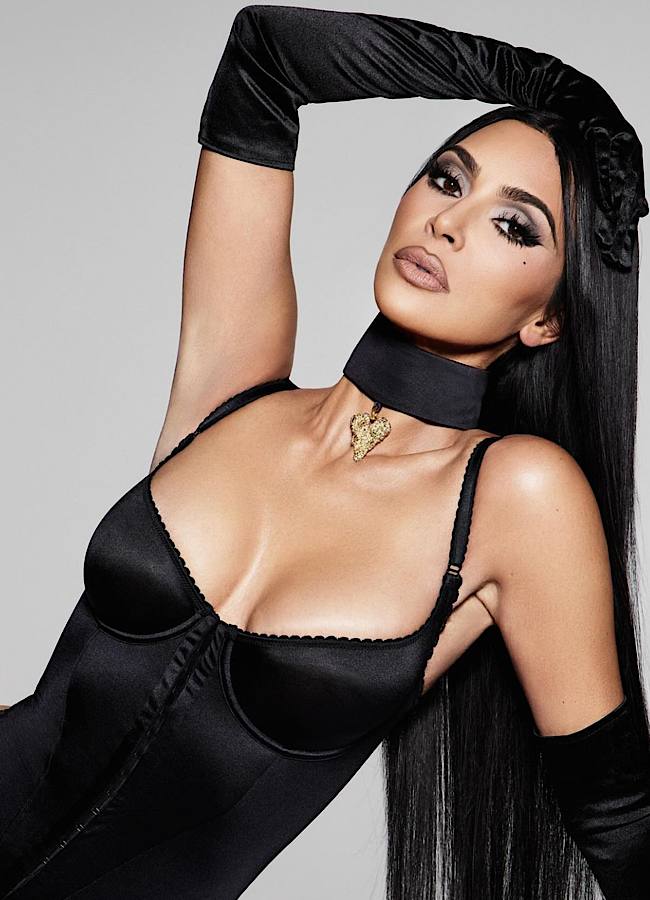 Ким Кардашьян в атласном черном боди показала крошечную талию