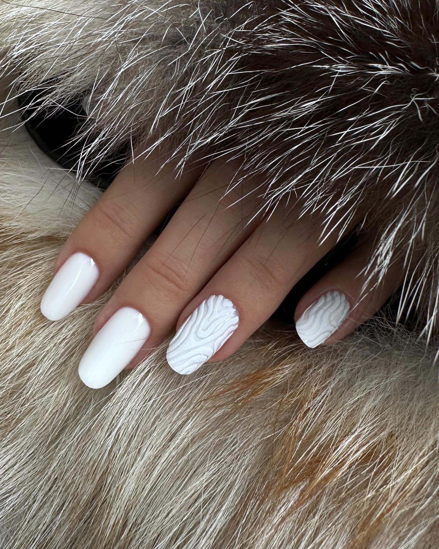 Белый маникюр не выходит из моды: идеи стильных дизайнов на осень 2024