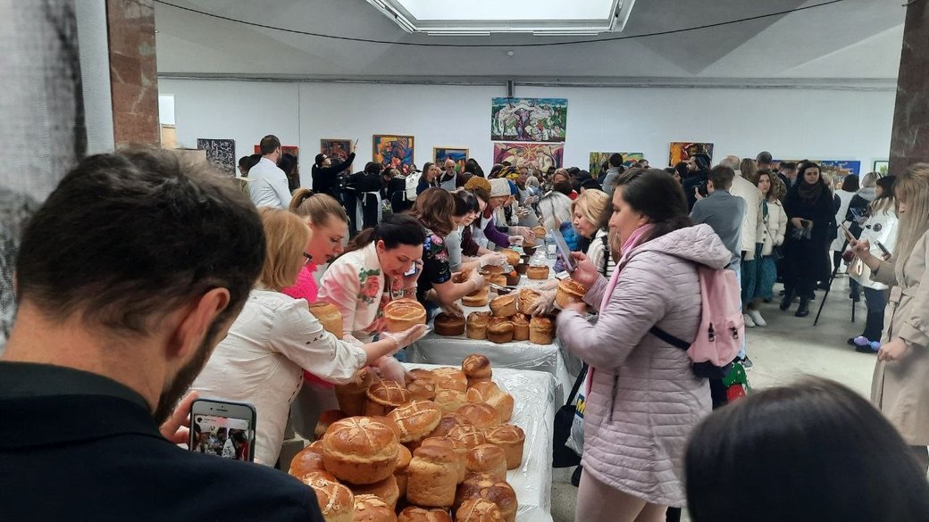 Во Львове создали самый большой тризуб из пасок: смотрите, как установили новый рекорд Украины