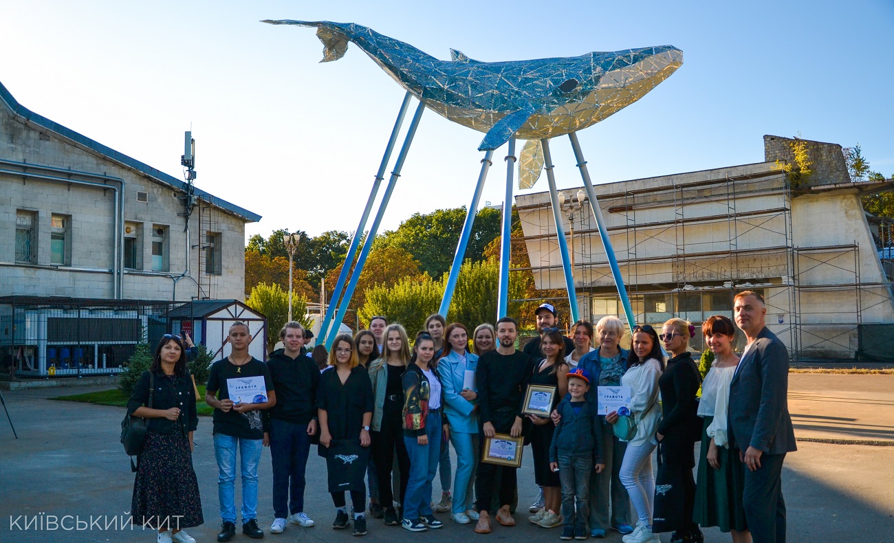 Стало известно, что символизирует огромная скульптура кита, которую установили в Киеве (фото)