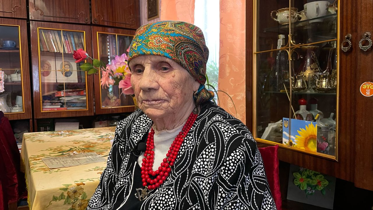 Внуки воюют на фронте: 102-летняя украинка, пережившая Голодомор, плетет маскировочные сетки