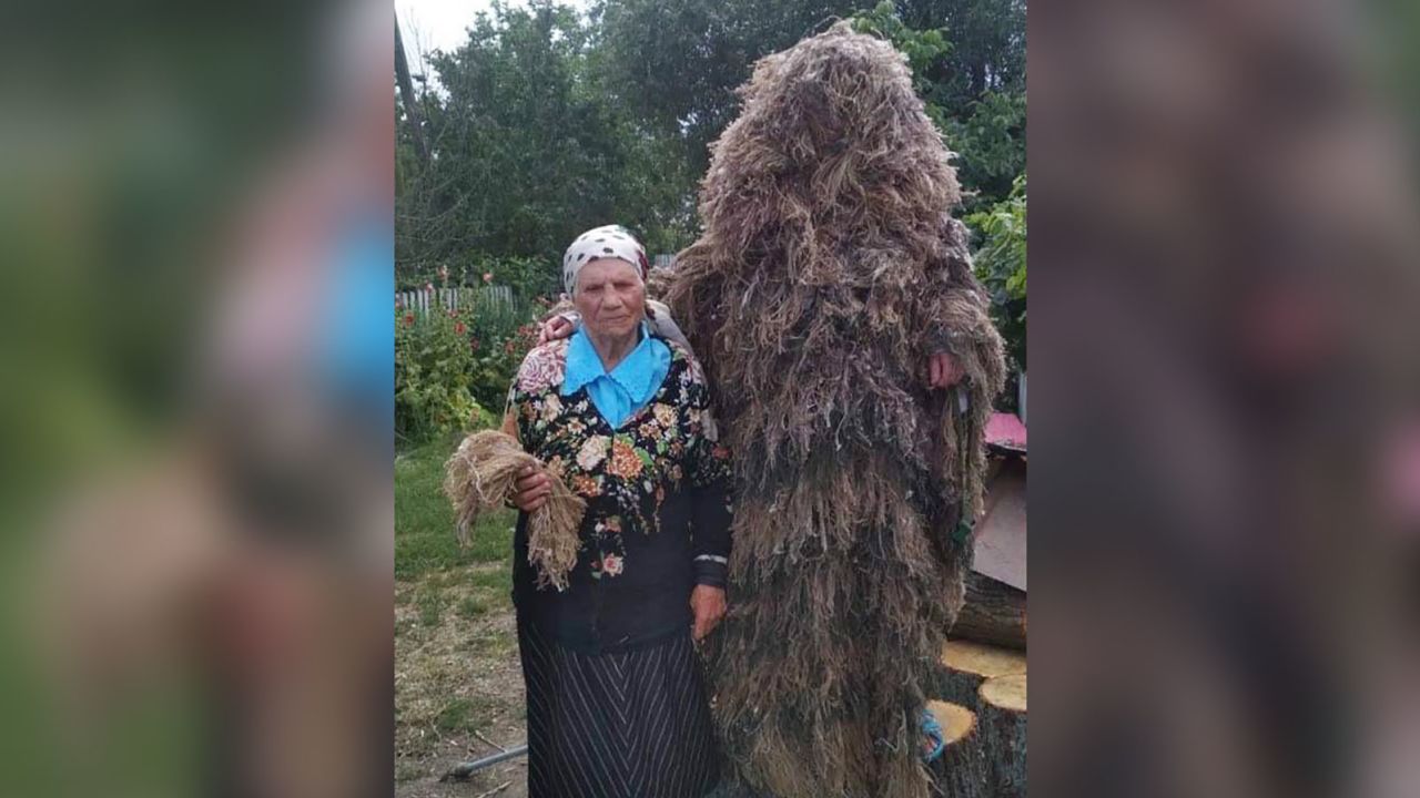 Внуки воюют на фронте: 102-летняя украинка, пережившая Голодомор, плетет маскировочные сетки