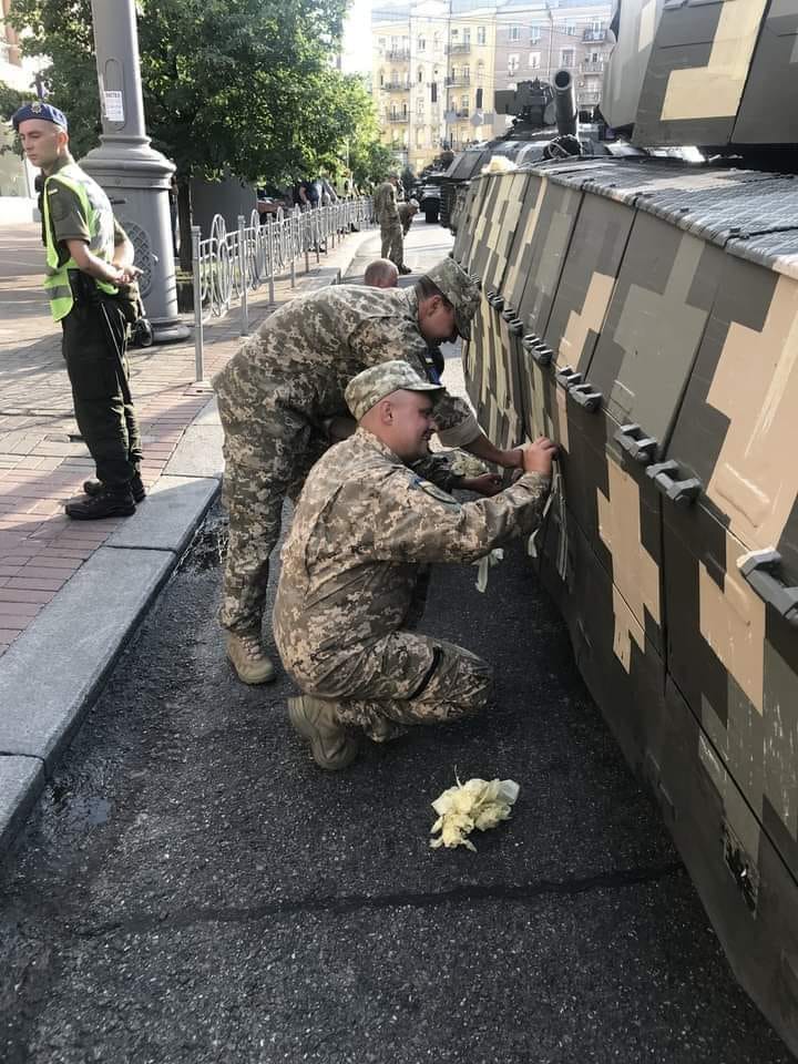 В Киеве на репетиции парада заметили танк, обклеенный скотчем: что это за камуфляж (фото)