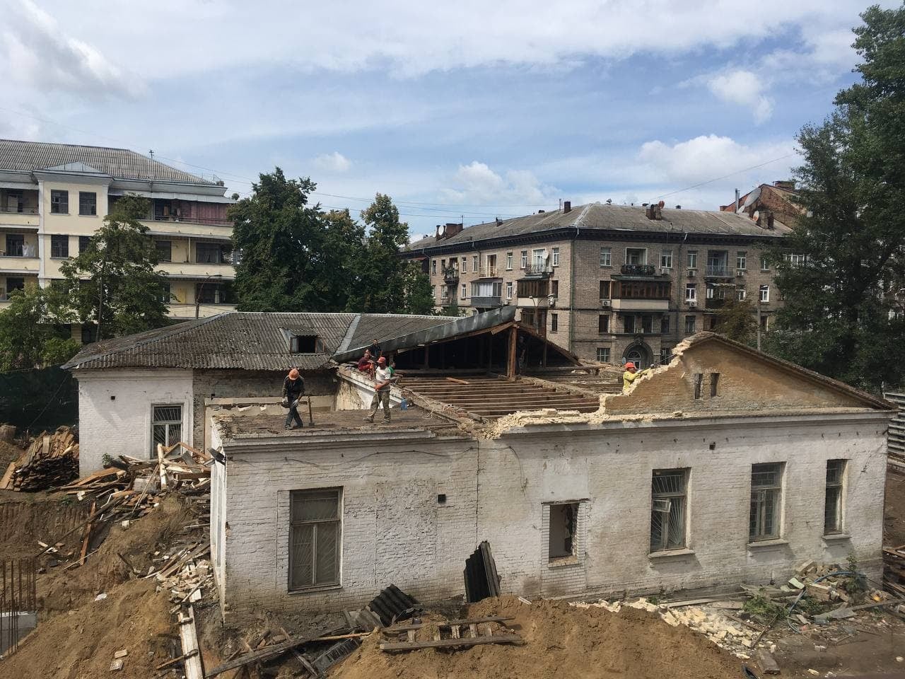 У Києві вночі знесли садибу XIX століття: загнали техніку під охороною &quot;тітушок&quot;