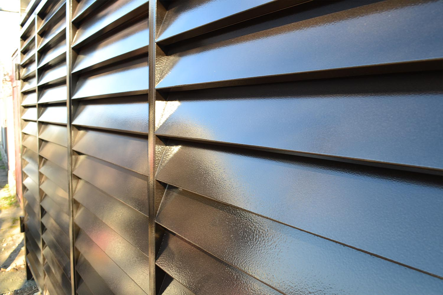 Ворота жалюзи – отличная въездная система от компании «Viking Металлоконструкции»