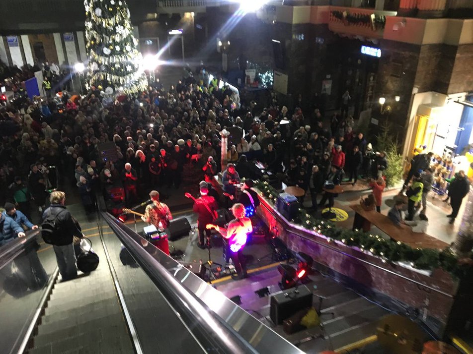 Олег Скрипка устроил внезапный концерт на ж/д вокзале в Киеве (фото, видео)