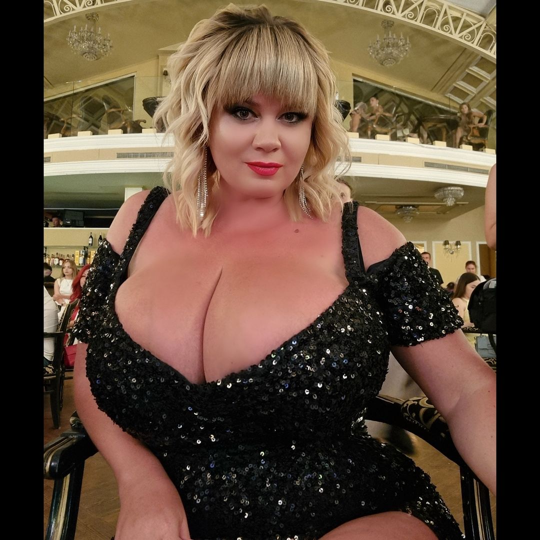 Украинка с самой большой грудью похвасталась на публике откровенным нарядом (фото)