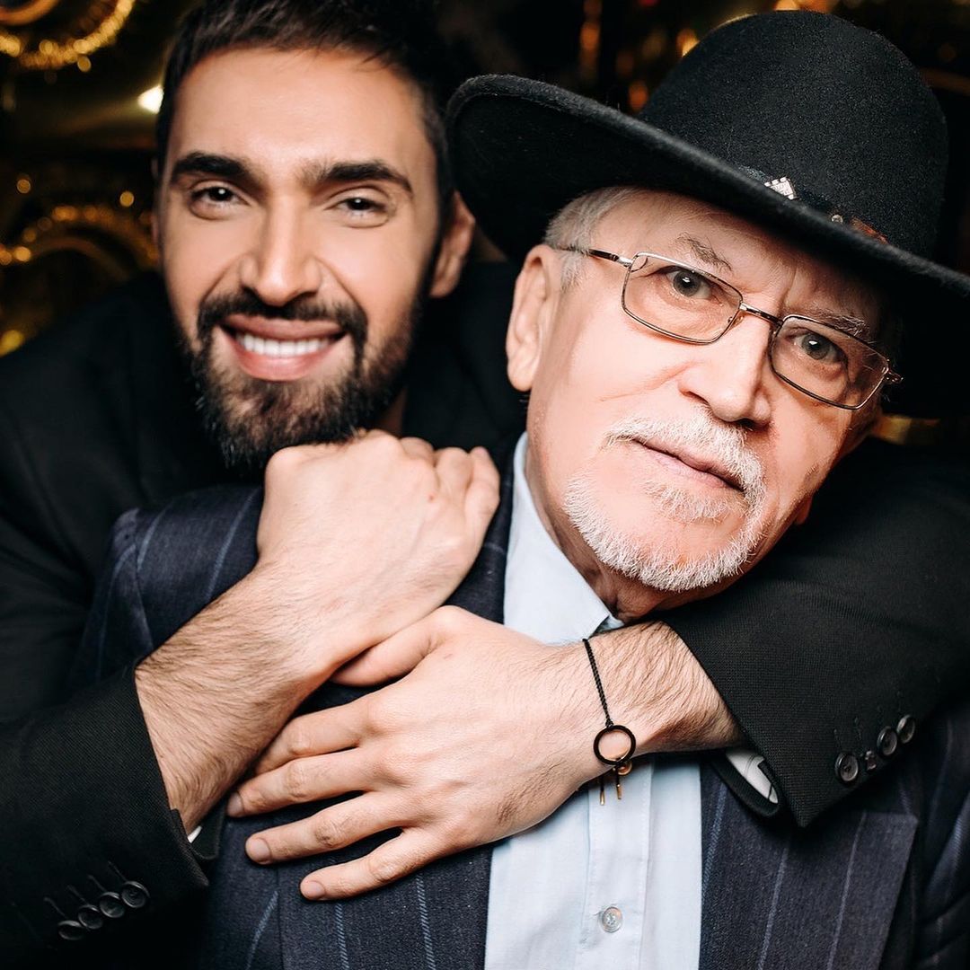 Виталий Козловский откровенно рассказал о попытках спасти отца: "он уже не мучается"