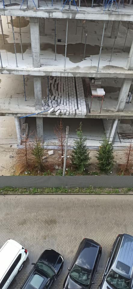 Львов снова накрыло ураганом: поваленные деревья и отключена электрика