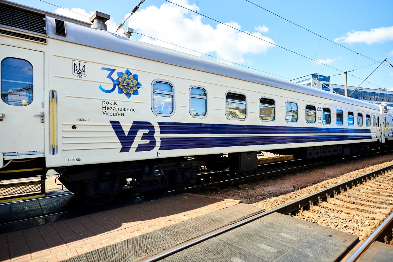 Укрзалізниця міняє вигляд вагонів: з'явилися перші фото