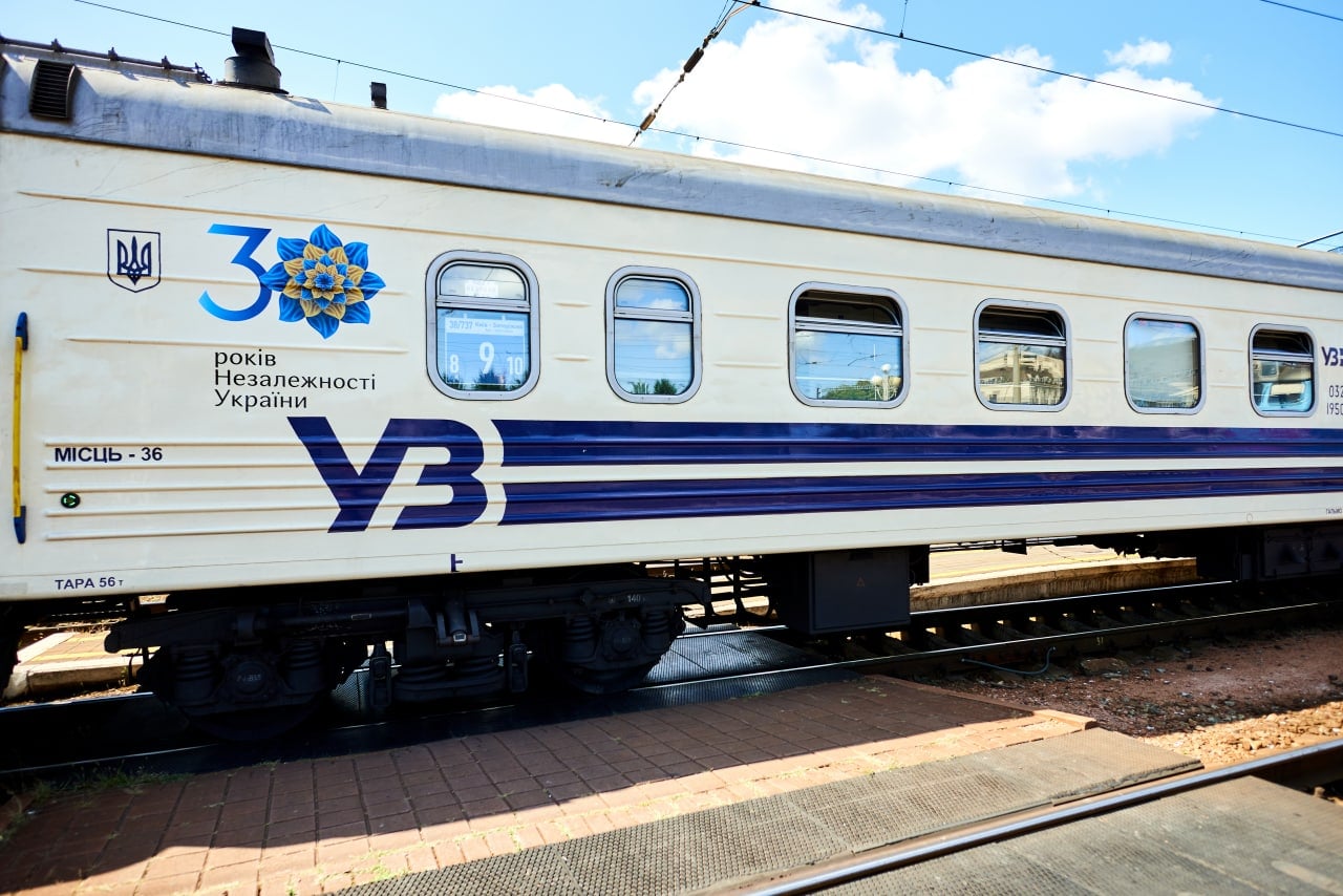 Укрзалізниця міняє вигляд вагонів: з'явилися перші фото