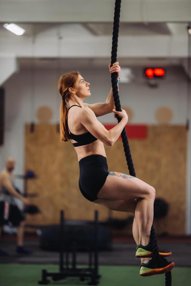 Это поразительно! Украинская спасательница надела форму, выполняя упражнения на перекладине