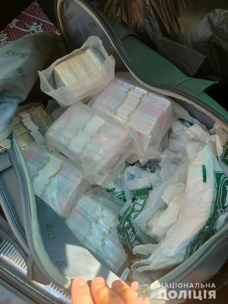 Киевлянину обменяли 28 тысяч долларов на сувенирные гривны (видео)