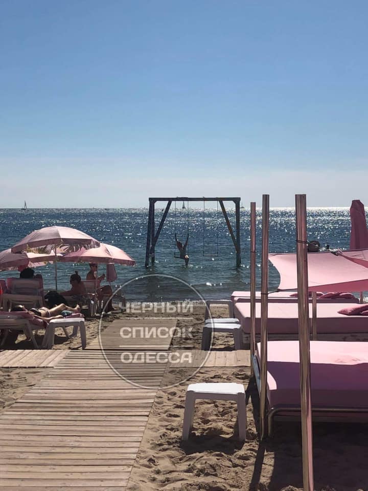 На популярному українському курорті пляж втрапив у скандал: грубіянять та виганяють (фото)