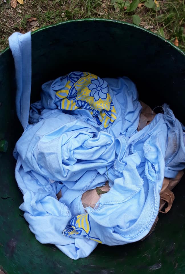 У Тернополі після святкування в смітник викинули футболку з патріотичною символікою: фото обурило мережу