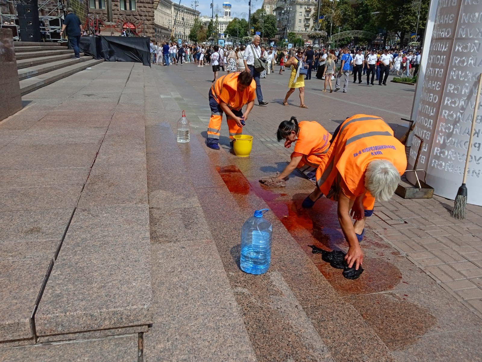 У центрі Києва після параду облили червоною фарбою постамент з прапором України (фото)