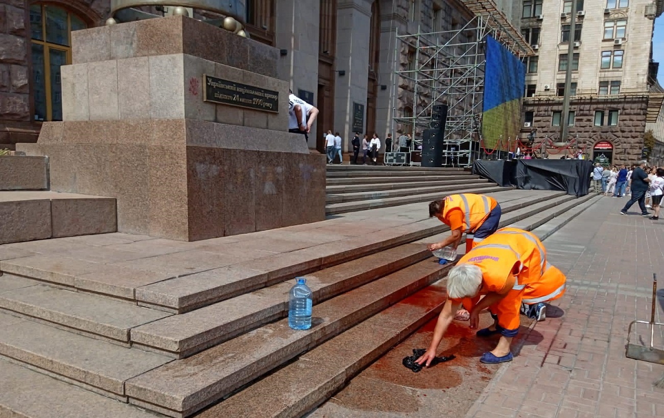 В центре Киева после парада облили красной краской постамент с флагом Украины (фото)