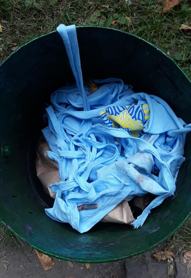 У Тернополі після святкування в смітник викинули футболку з патріотичною символікою: фото обурило мережу