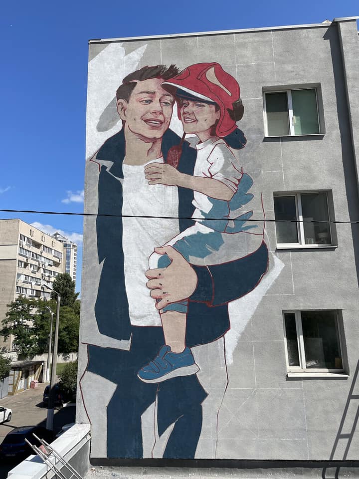 У Києві з'явився новий незвичайний мурал: присвячений рятувальникам