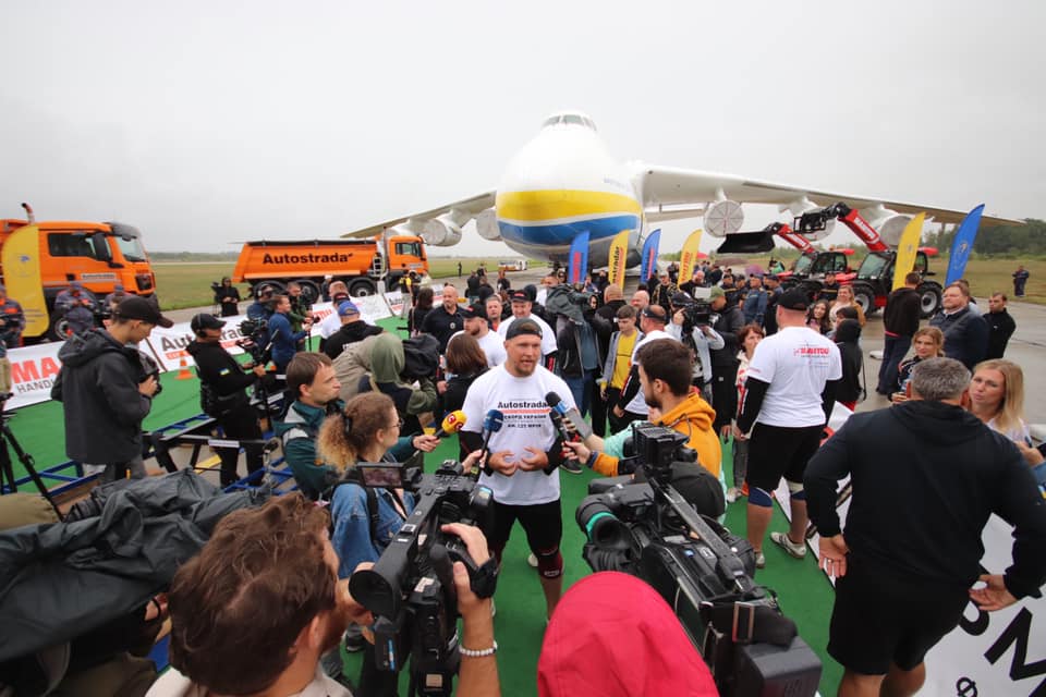 Українські атлети перетягнули літак "Мрію" та встановили світовий рекорд: фото досягнення