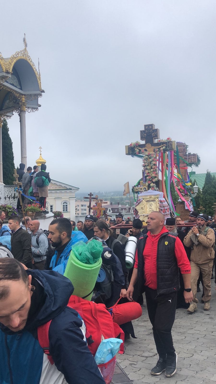Появились фото крестного хода к Почаевской лавре: тысячи людей и все без масок