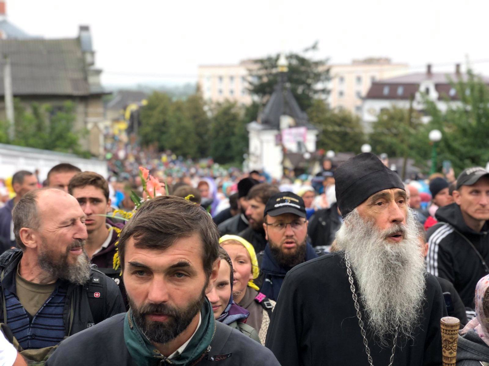 Появились фото крестного хода к Почаевской лавре: тысячи людей и все без масок