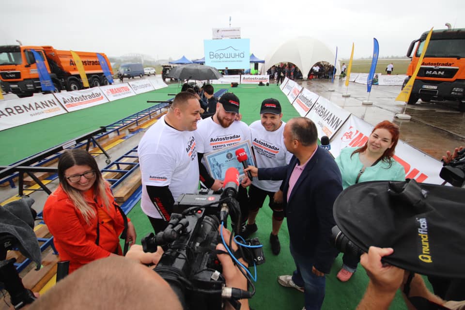 Українські атлети перетягнули літак "Мрію" та встановили світовий рекорд: фото досягнення