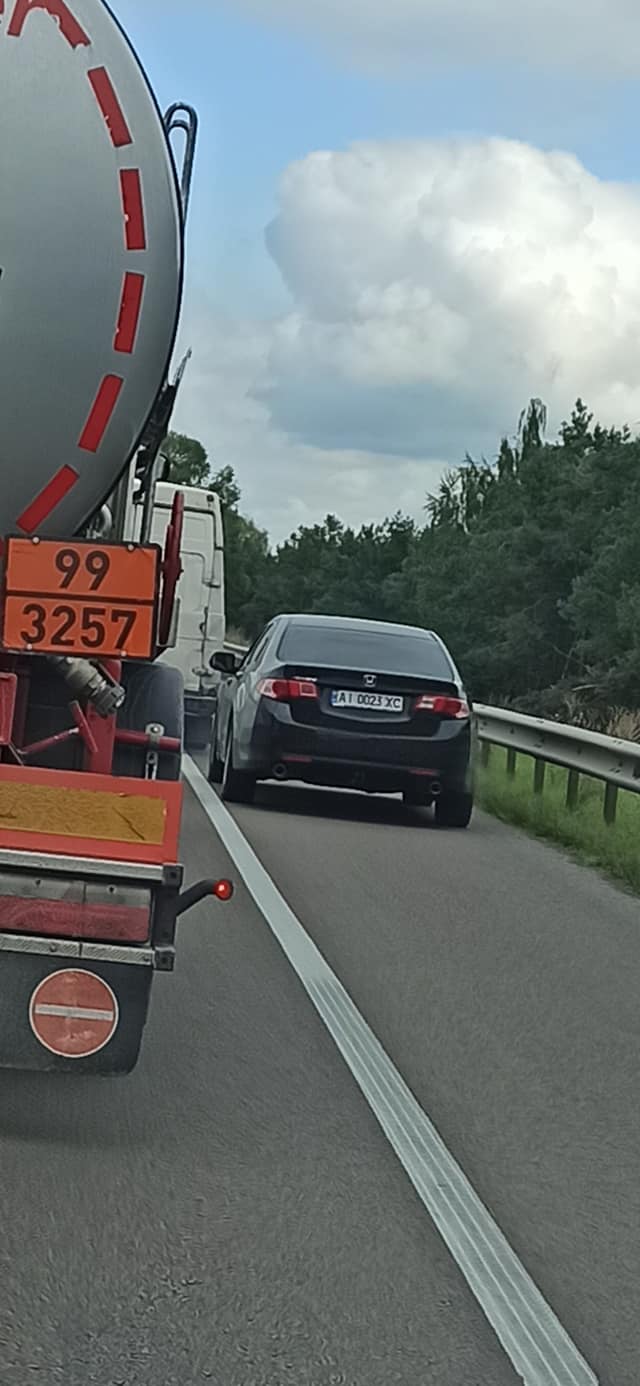 В Киеве водитель хотел объехать пробку и стрелял по микроавтобусу: фото нарушителя