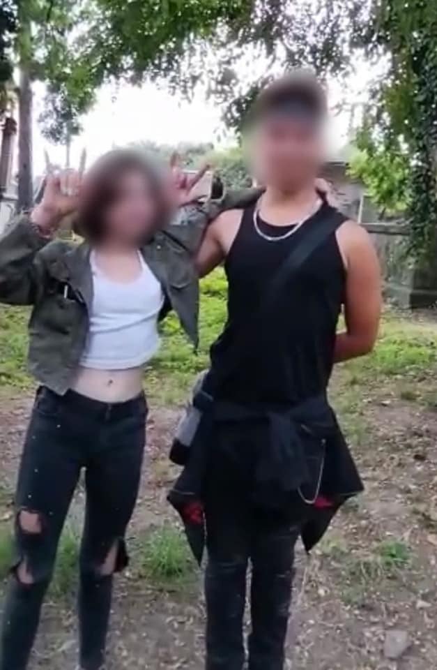 На Прикарпатті підлітки розтрощили могили на кладовищі і зняли це на відео