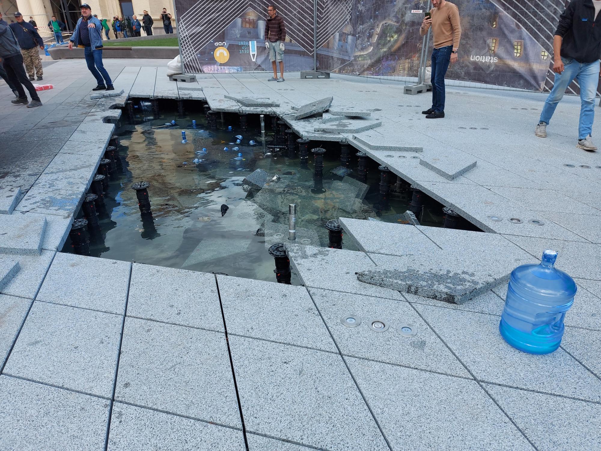 У центрі Києва вантажівка провалилася на місці відкриття нового фонтану